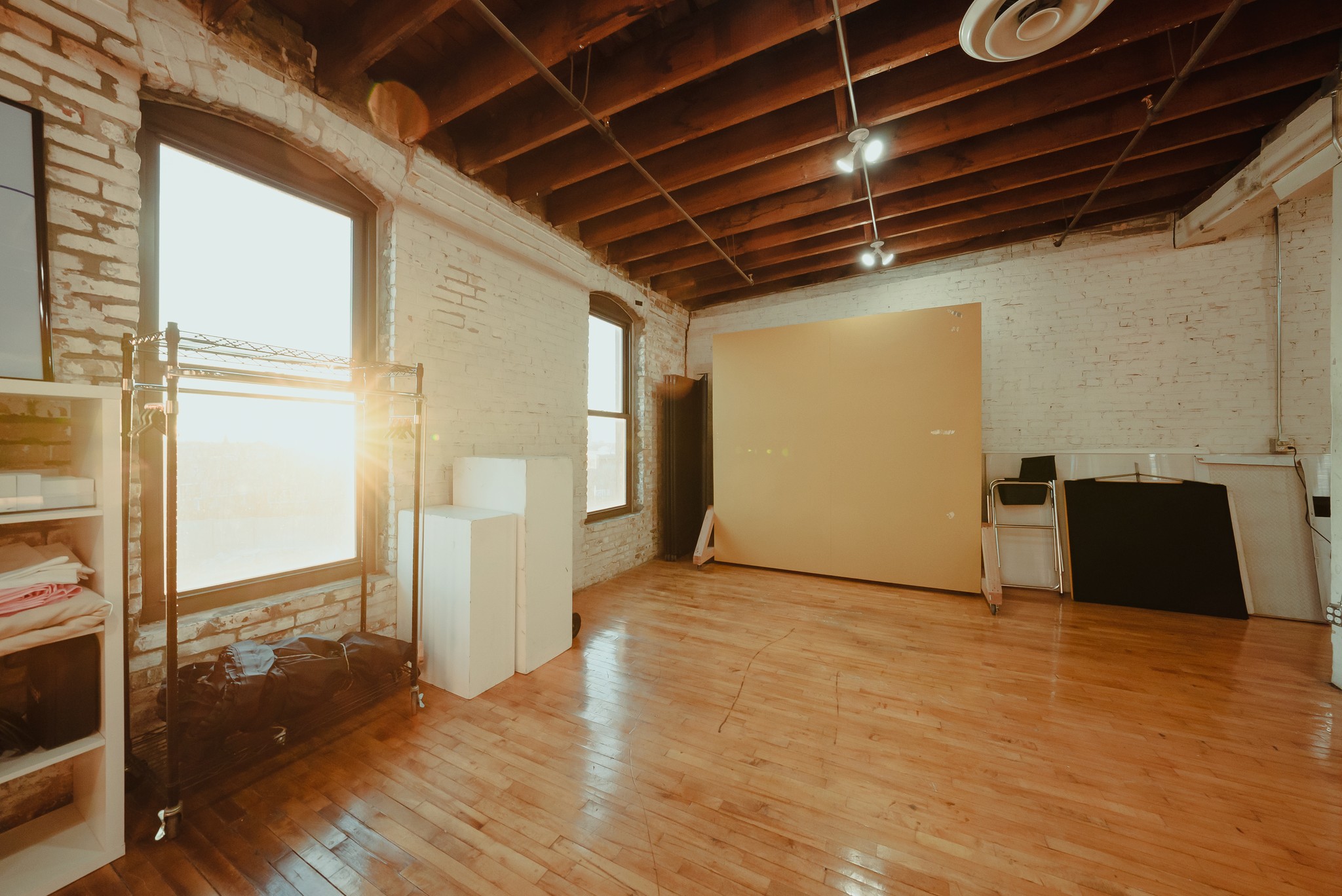Studio lights and a white cove inside the Bloom Creativ studio