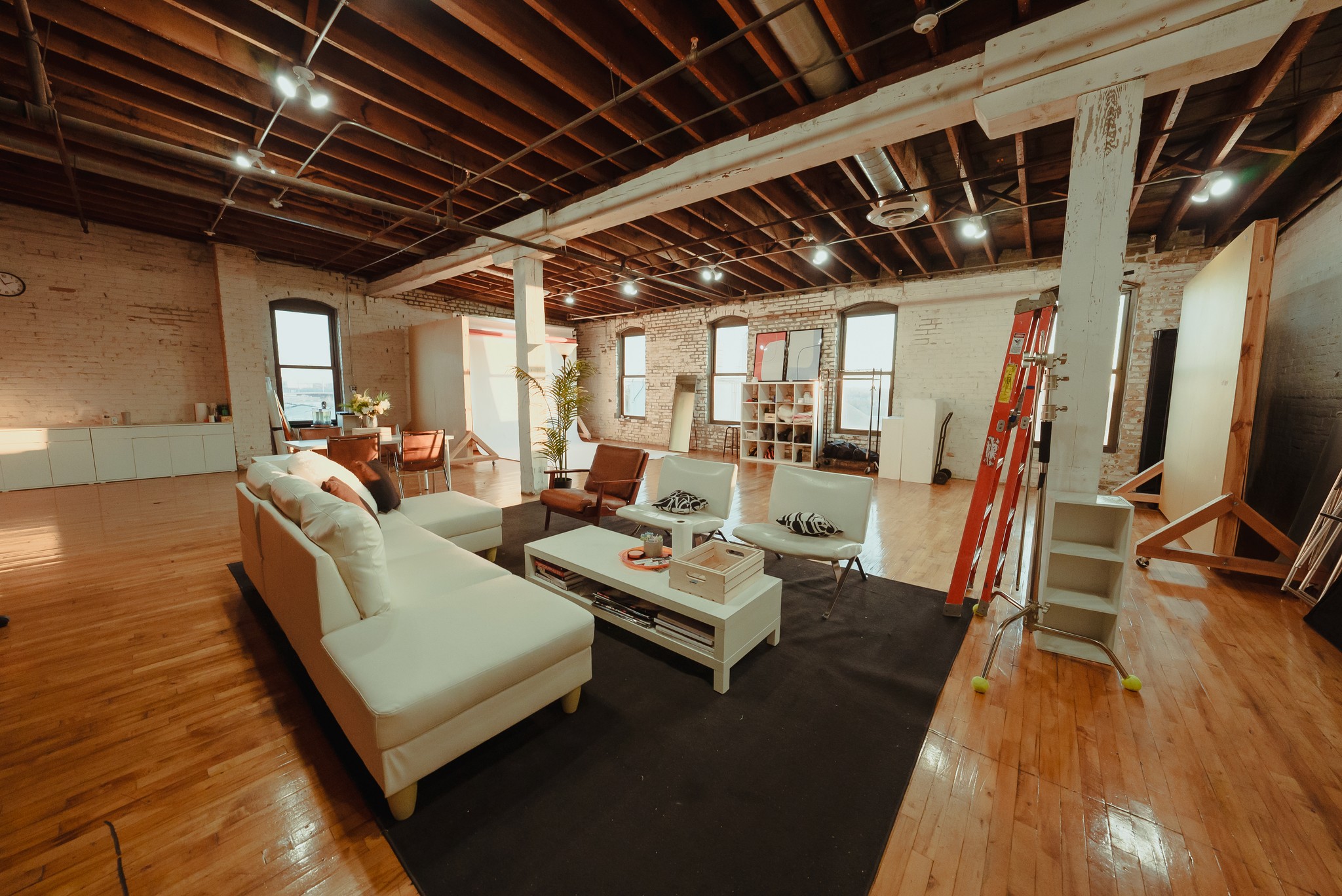 A white seamless cove inside the Bloom Creativ studio